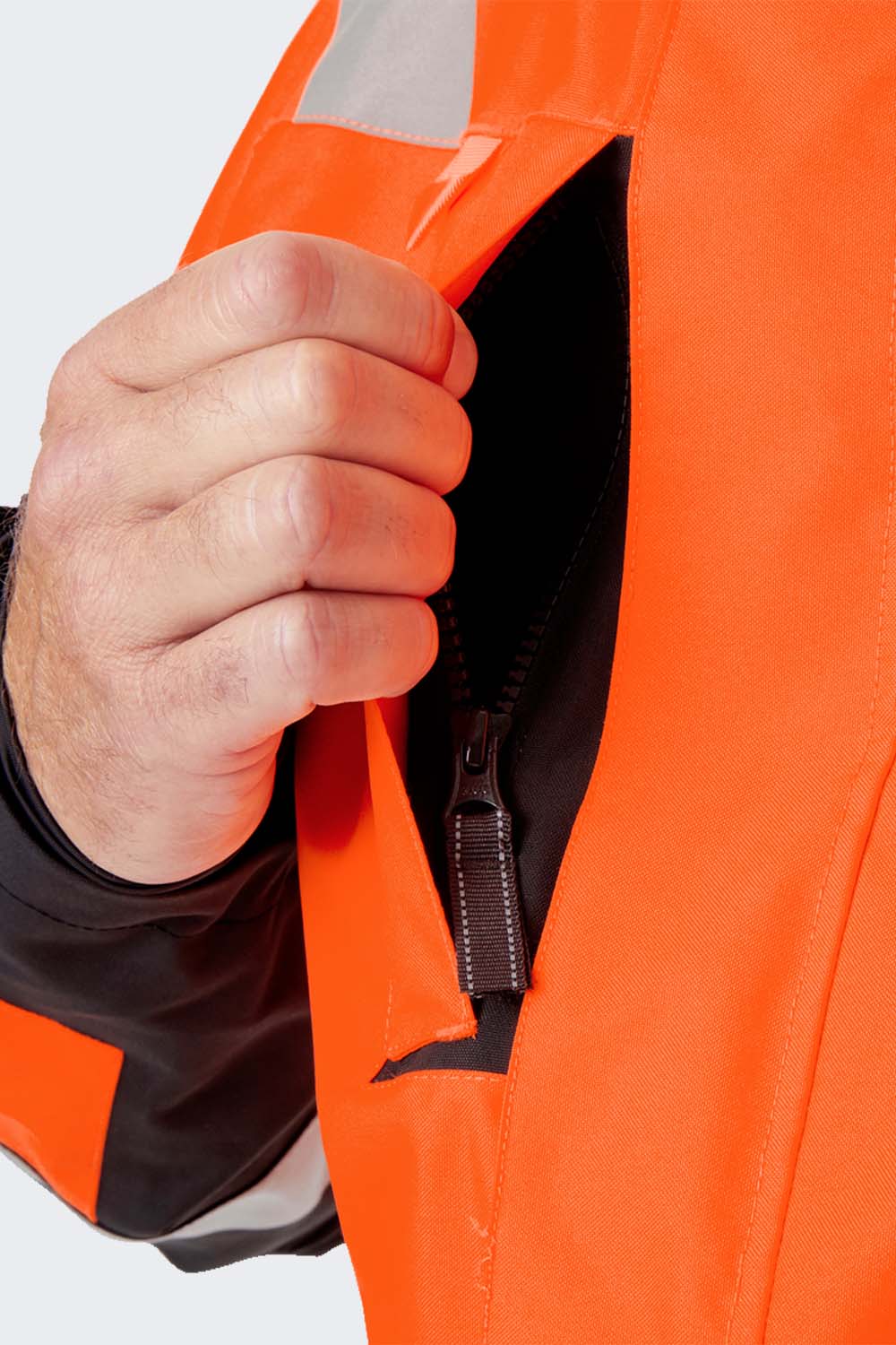 Funkcjonalność i bezpieczeństwo – elementy odblaskowe i kieszenie