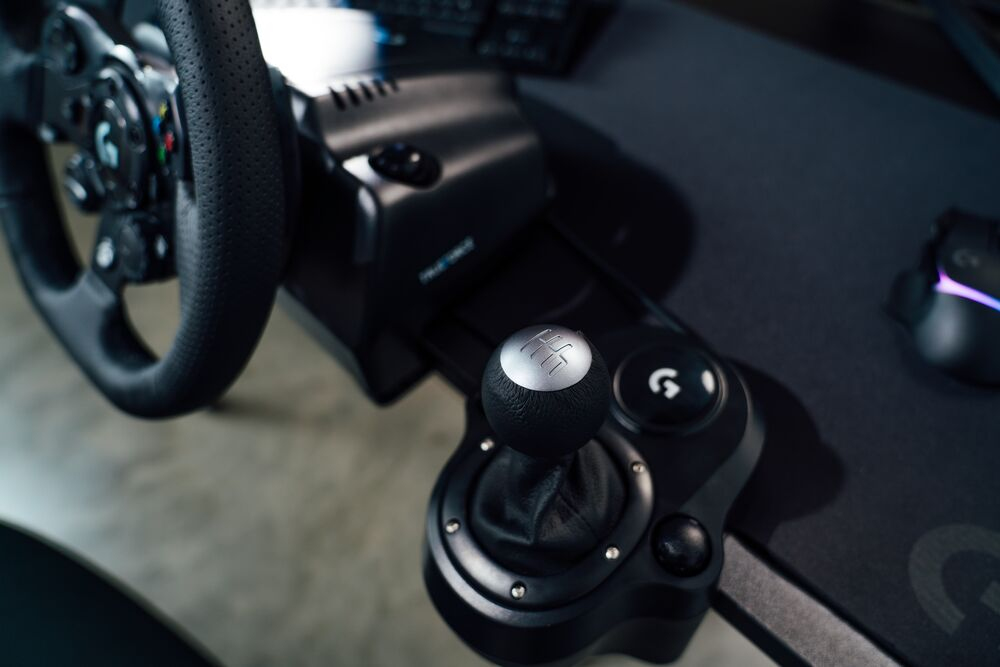 Realistyczne wrażenia z jazdy dzięki Force Feedback