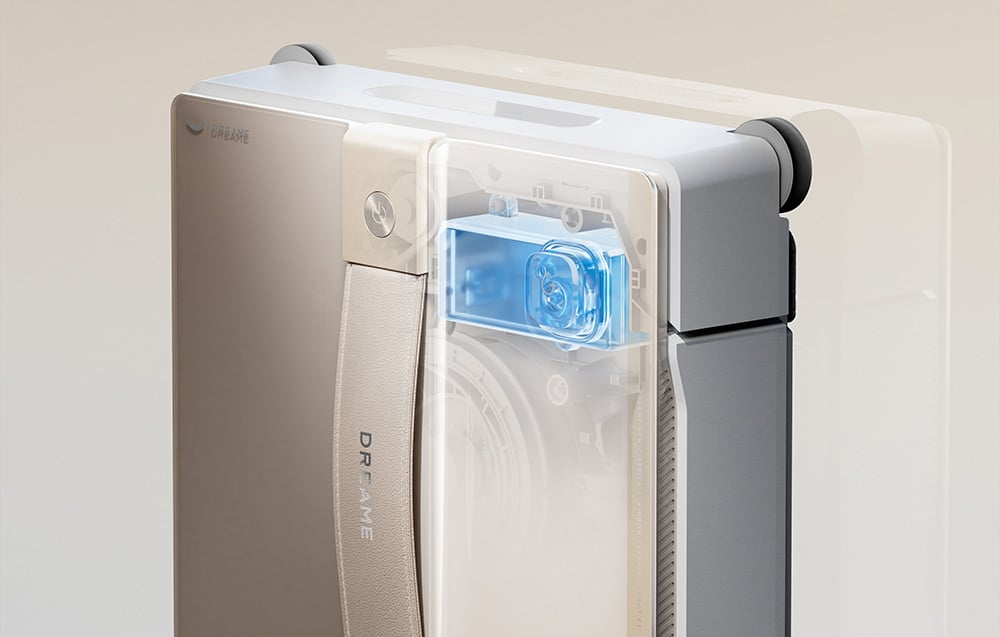 Zbliżenie na uchwyt i przezroczystą obudowę robota z widocznym niebieskim zbiornikiem