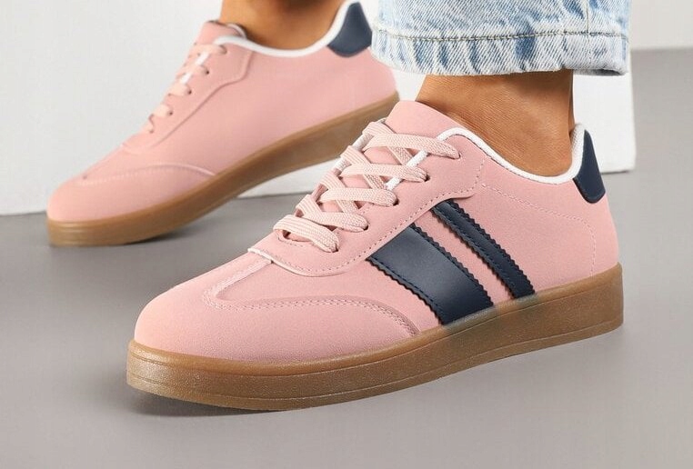 Modna kolorystyka – Różowe trampki do casualowych stylizacji