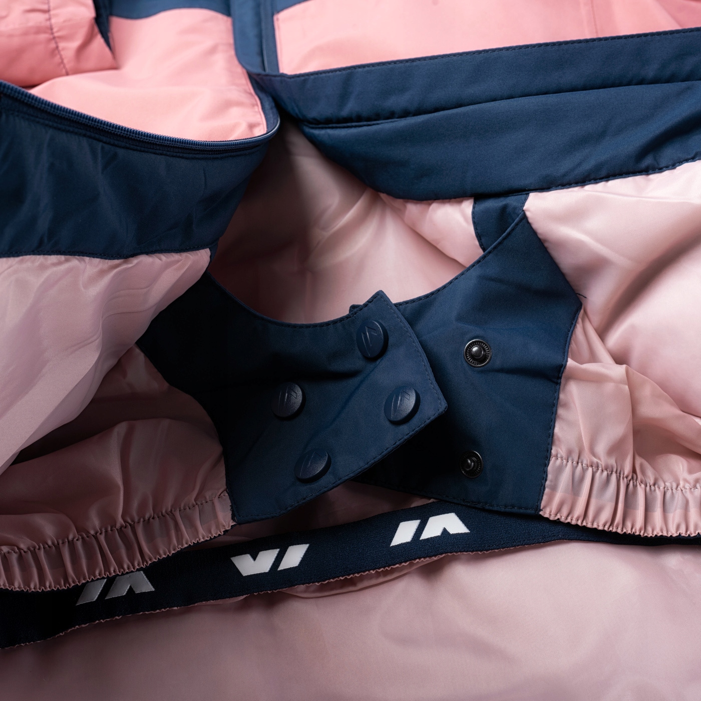 Materiały i skład – Co kryje się w kurtce MAKIO JR?