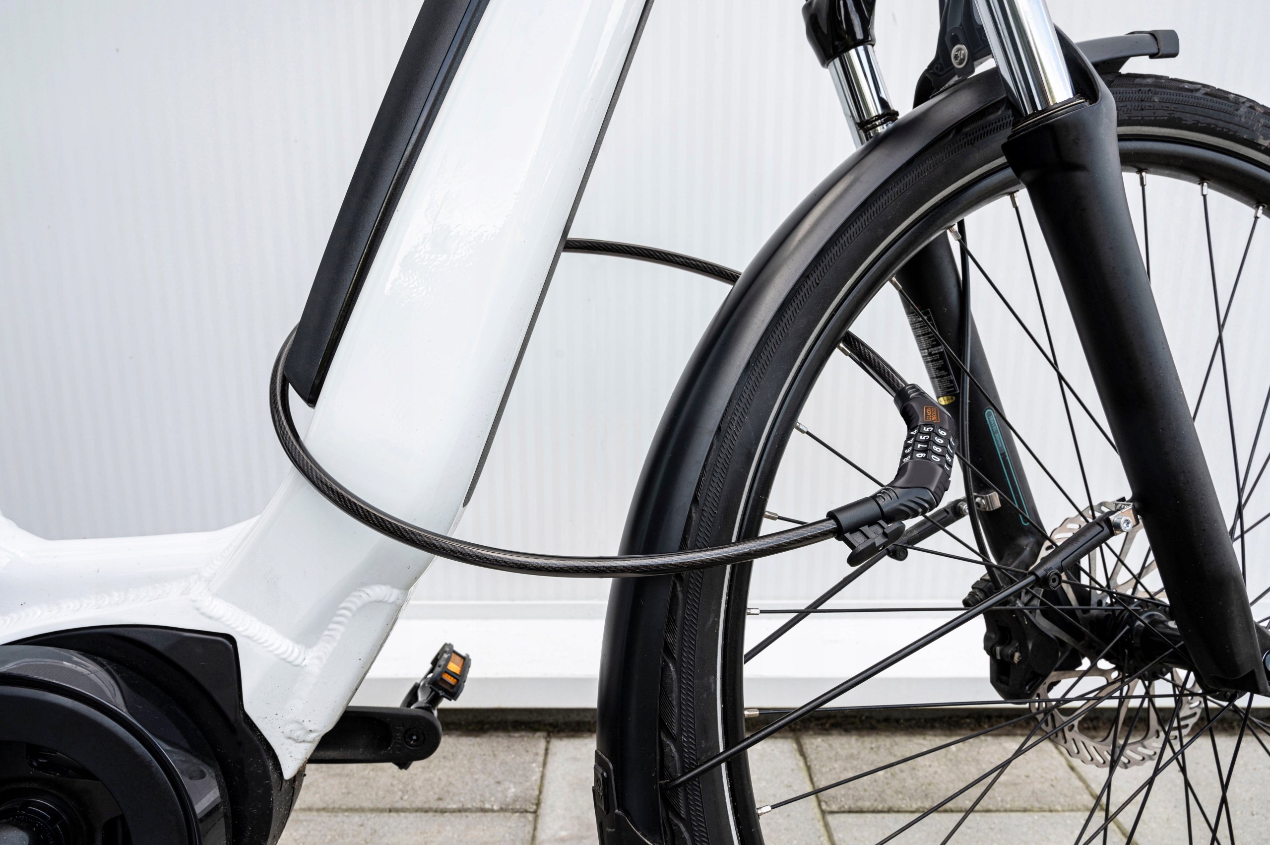 ZAPIĘCIE ROWEROWE LINKA NA SZYFR 10x1800MM Z UCHWYTEM BLACK+DECKER – Bezpieczne zabezpieczenie Twojego roweru