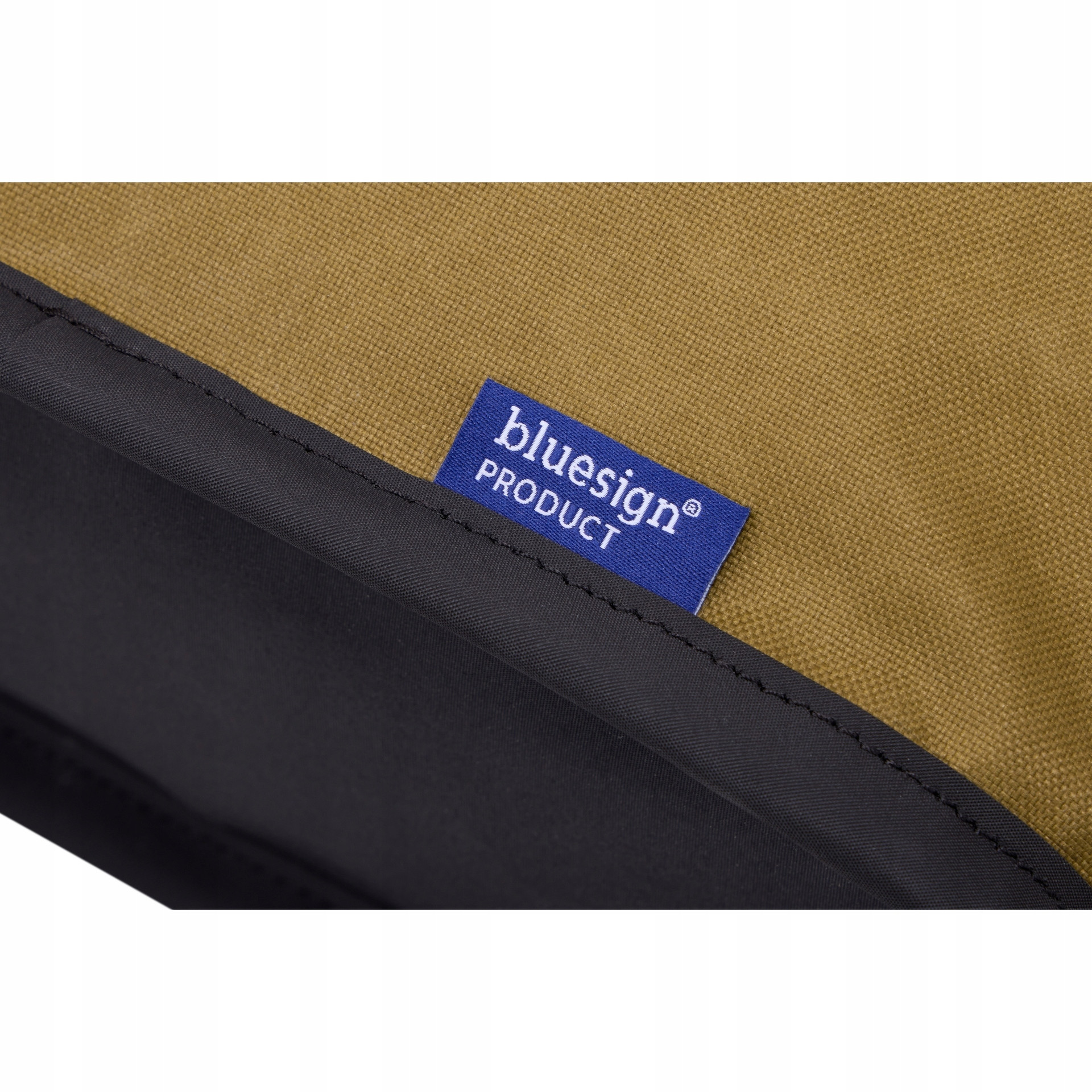 Przemyślana organizacja: szerokie otwarcie i uchwyt do zawieszenia