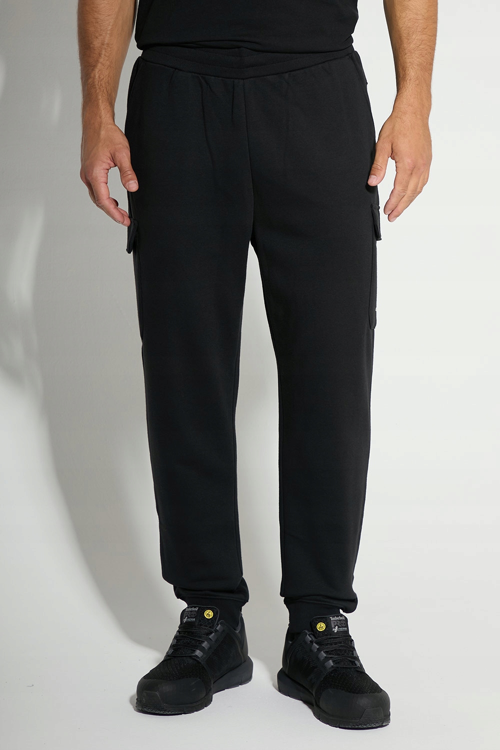 Spodnie Dresowe Force Sweatpants BLACK – Komfort i funkcjonalność na co dzień