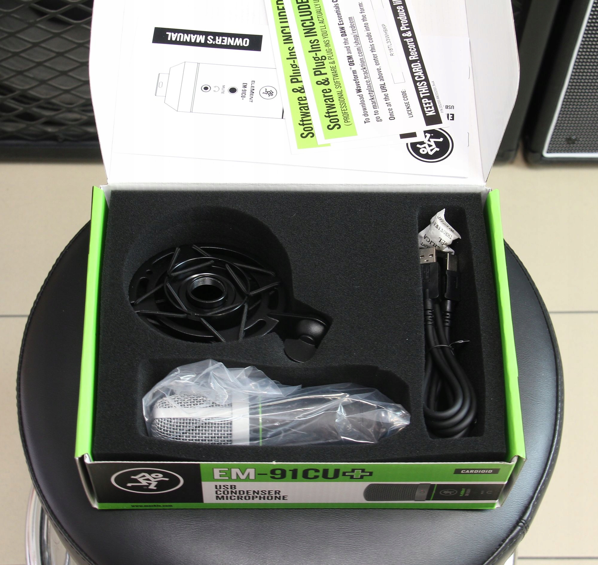 W zestawie uchwyt antywstrząsowy i kabel USB