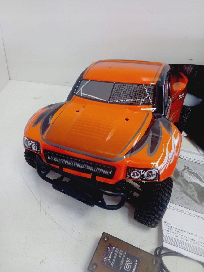 Wodoodporna karoseria z wytrzymałego materiału Lexan