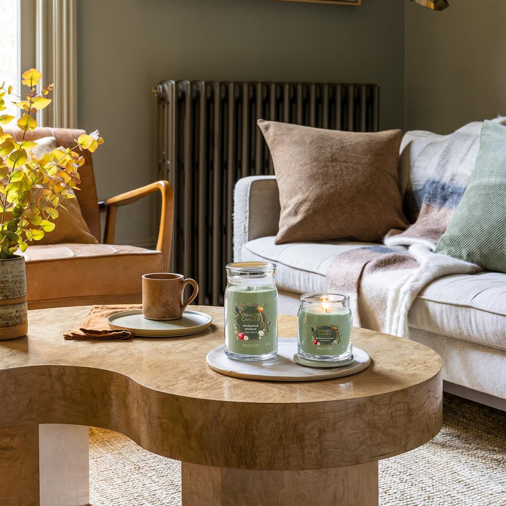 Świeca zapachowa sojowa ENCHANTED ORCHARD – Magia w Twoim wnętrzu