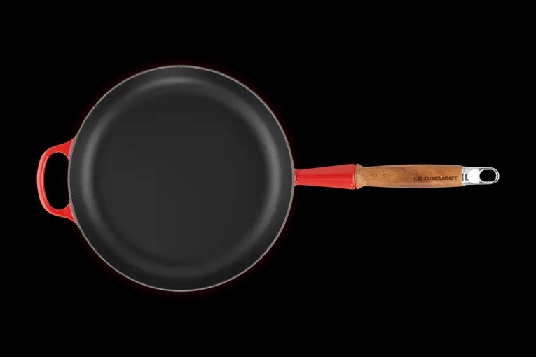 LE CREUSET Signature patelnia żeliwna z drewnianym uchwytem 26 cm – Idealna do codziennego gotowania