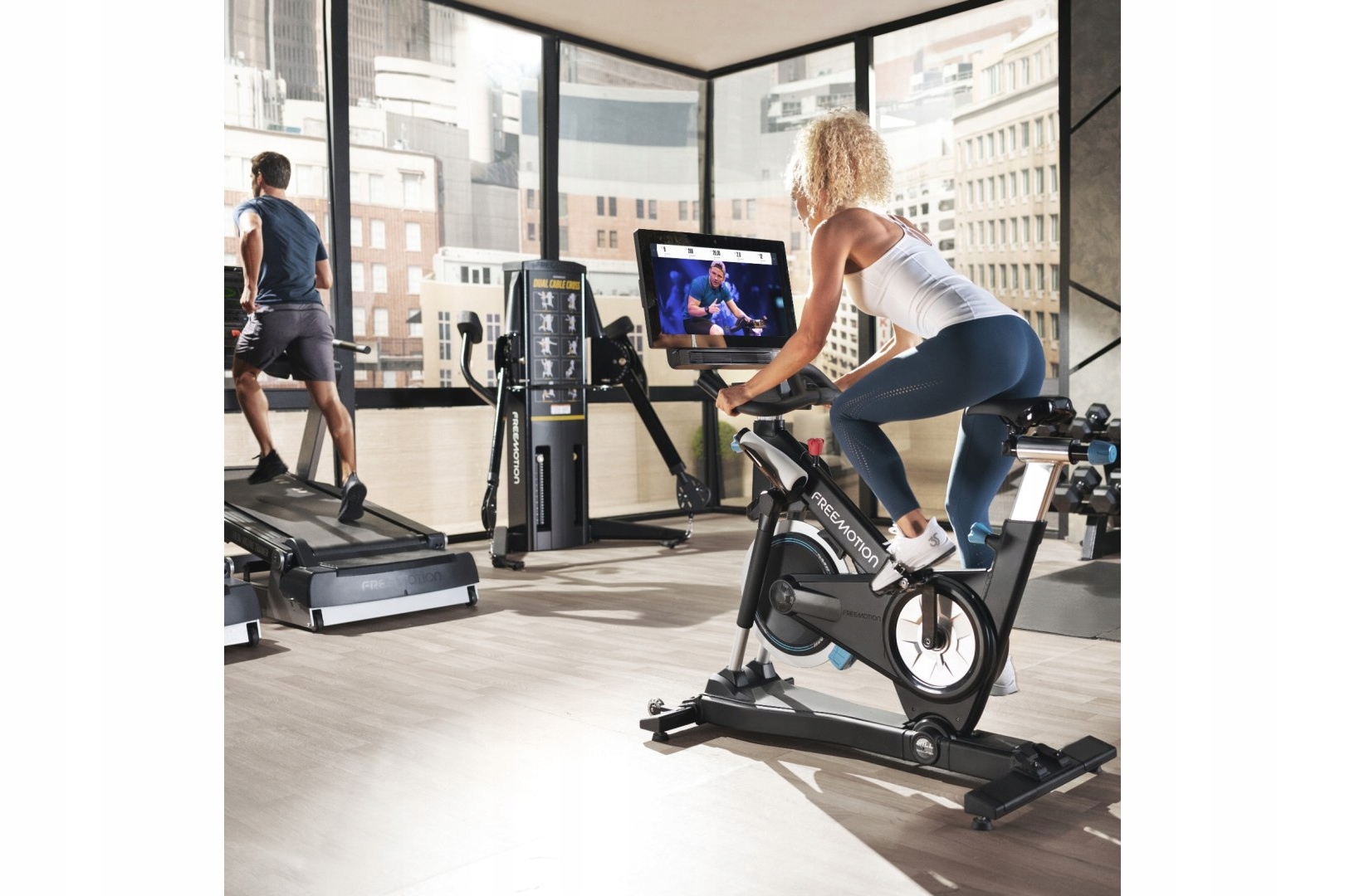 Realistyczne doświadczenie jazdy dzięki technologii CoachBike™