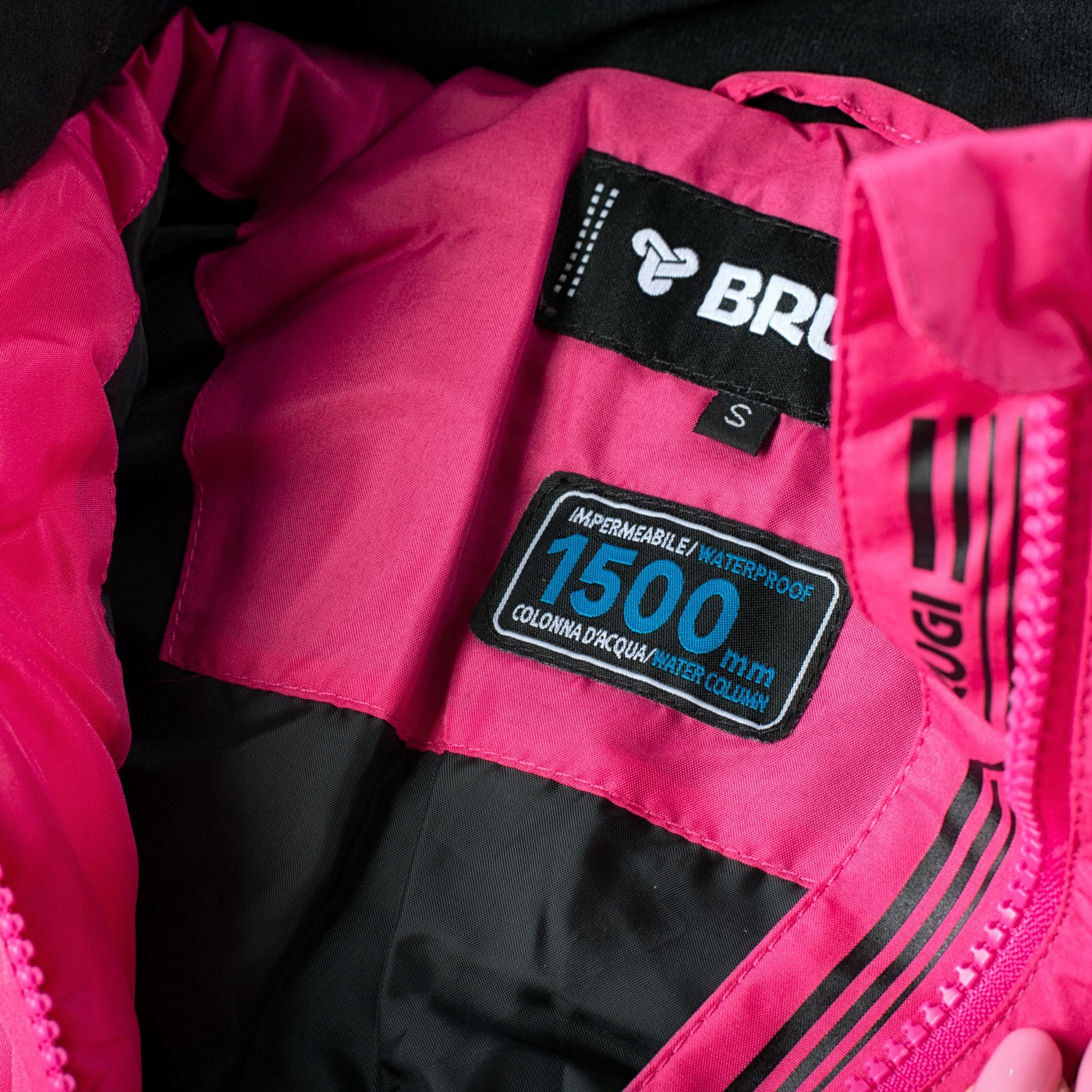 Regulowany kaptur i mankiety – Dostosuj kurtkę do swoich potrzeb