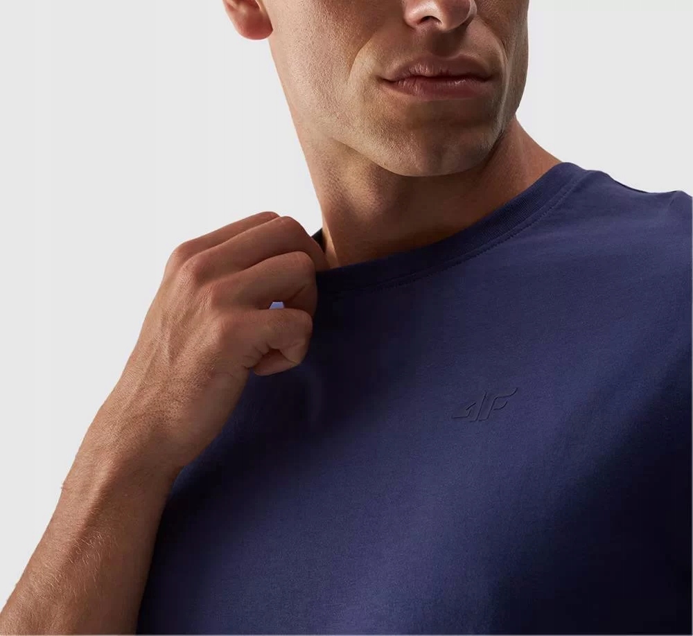 Sportowy charakter z dyskretnym logo