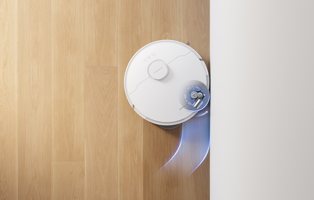 Robot sprzątający odkurza podłogę wzdłuż ścian.