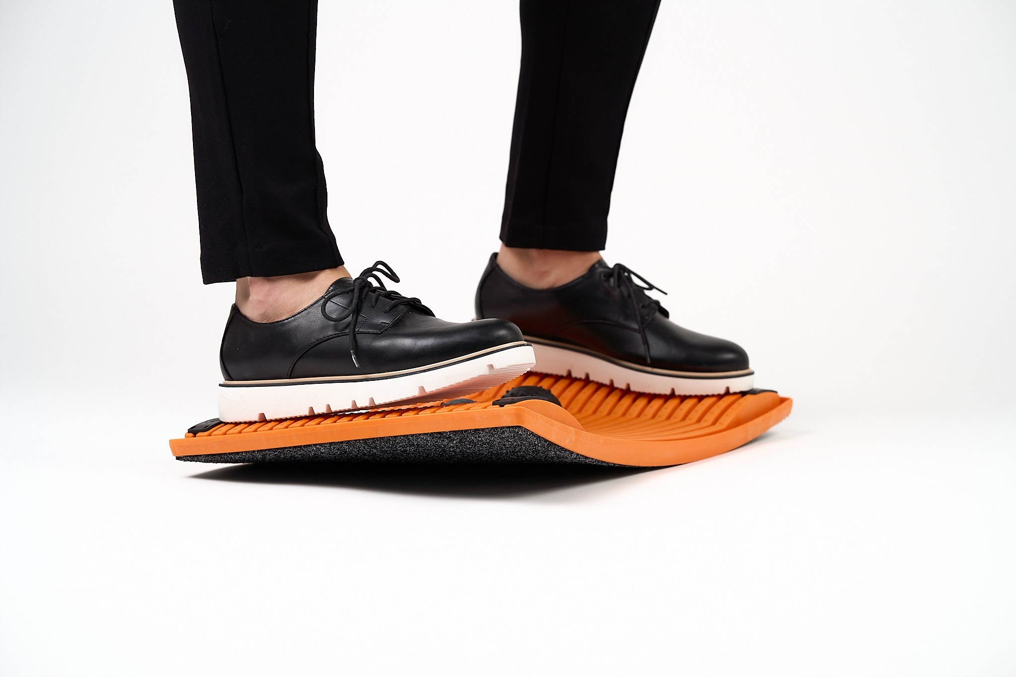 Gymba – Aktywacyjna deska balansująca i piłki masujące w kolorze pomarańczowym