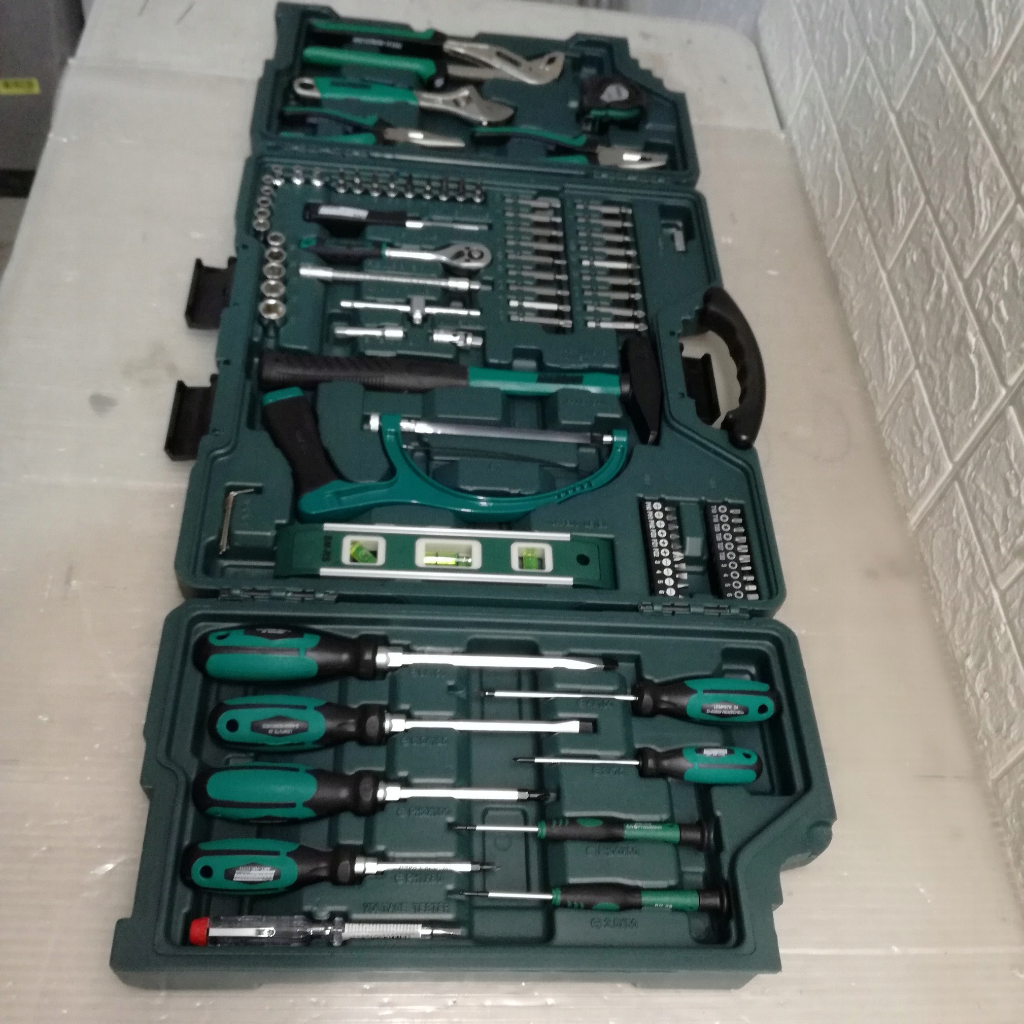 Zamek nawierzchniowy LOQED Touch Smart Lock – Innowacyjne rozwiązanie dla Twojego bezpieczeństwa