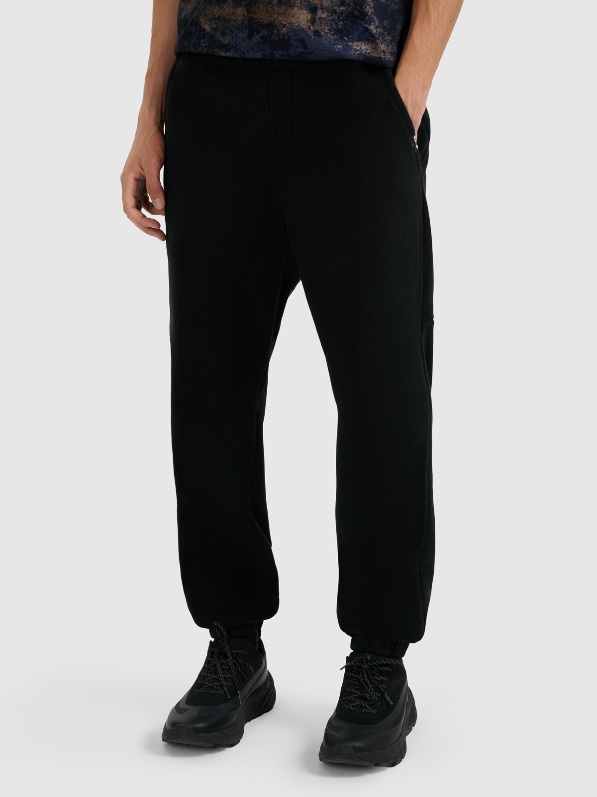 Sportowy krój – Elastyczne zakończenia nogawek dla większej wygody