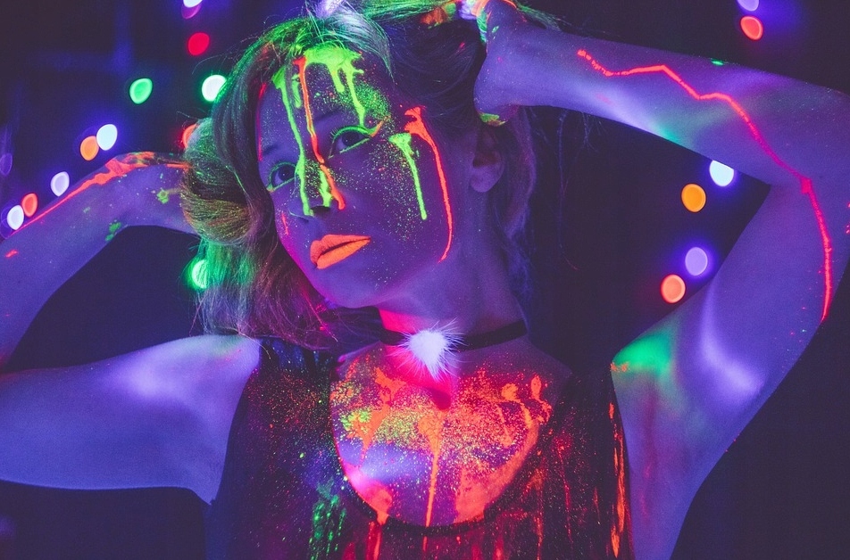 Profesjonalne oświetlenie sceniczne z funkcją UV