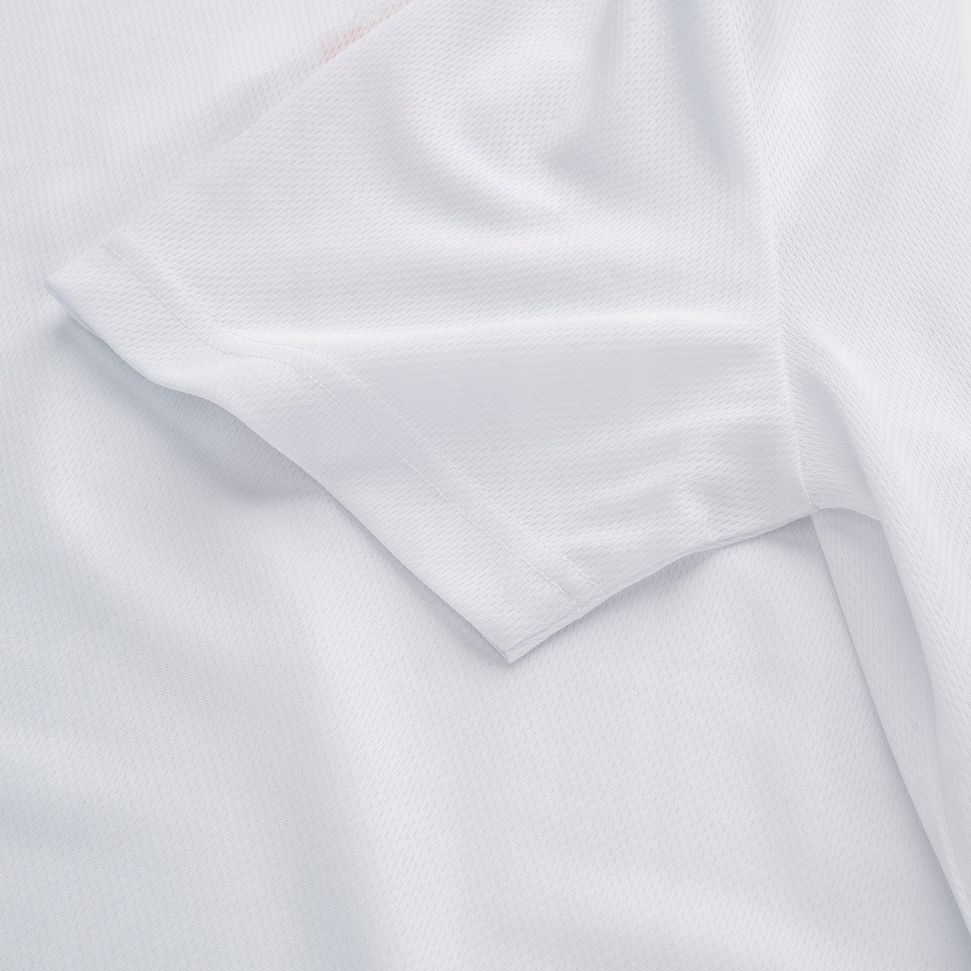 Krótki rękaw i delikatne logo marki