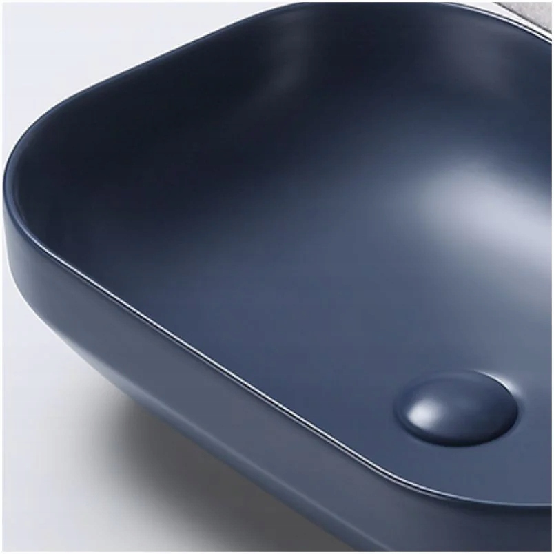 Styl i kolorystyka – Granatowa umywalka nablatowa