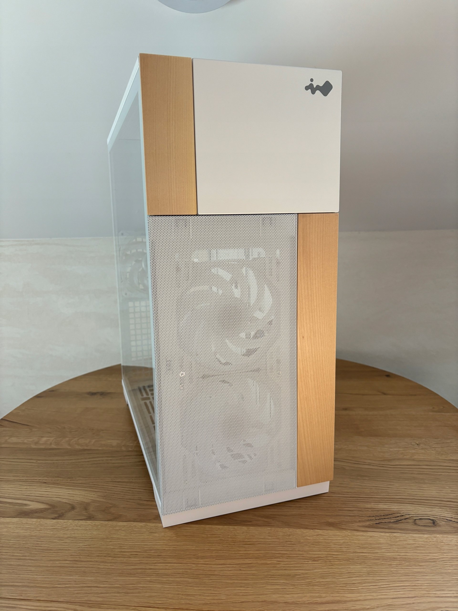 Obudowa In Win F5 Full Tower biały – Elegancja i funkcjonalność w jednym