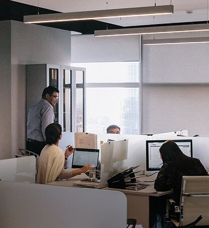 Cztery osoby pracują w biurze