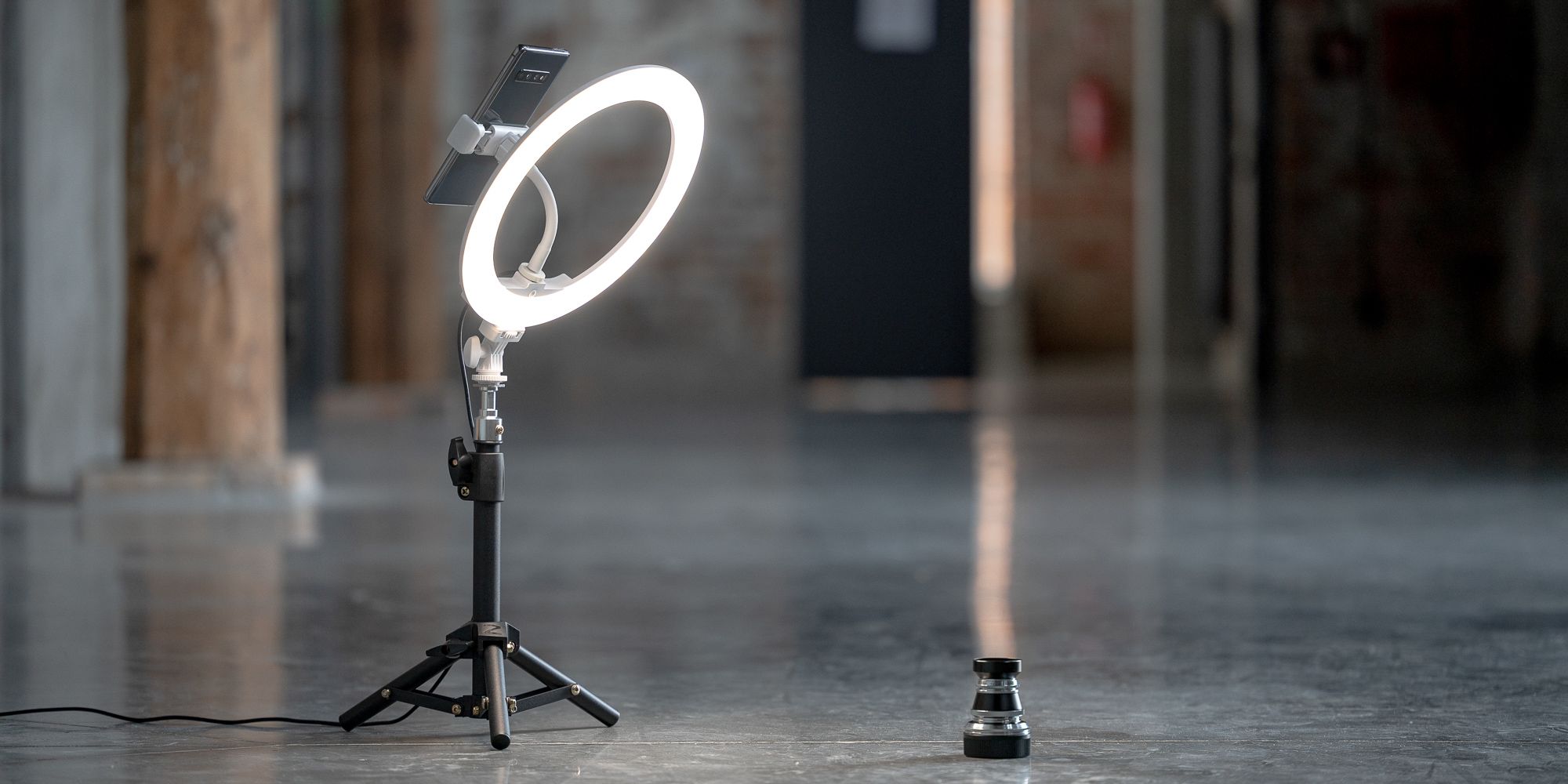Lampa pierścieniowa LED Newell RL-10A Arctic White + statyw