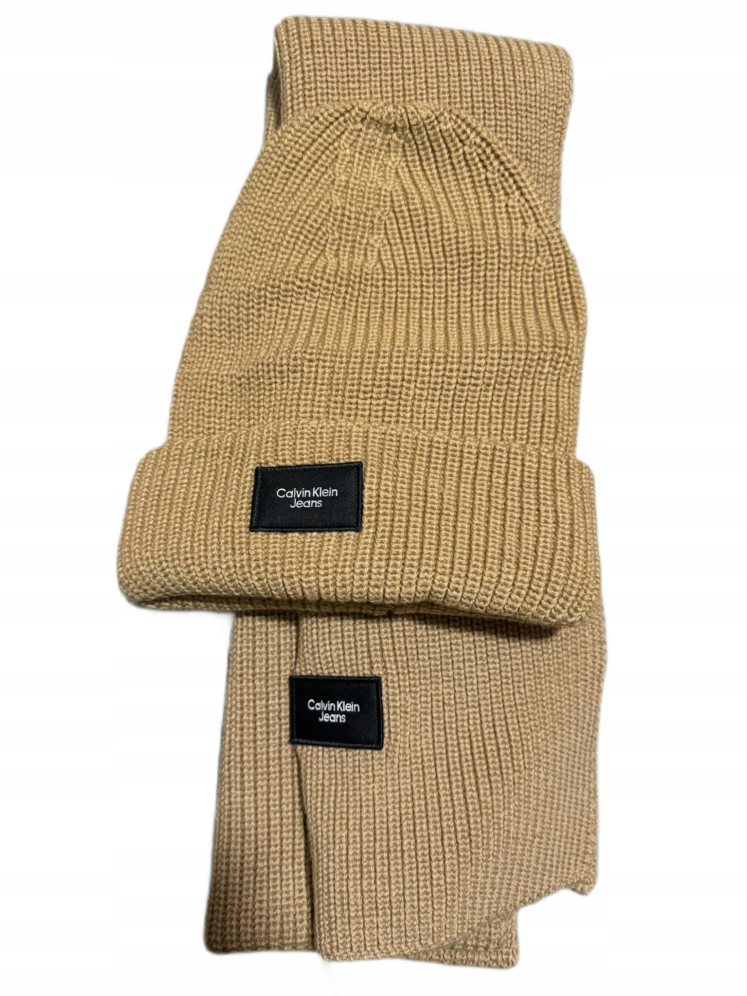 Modny wzór z logo Calvin Klein – podkreśl swój styl