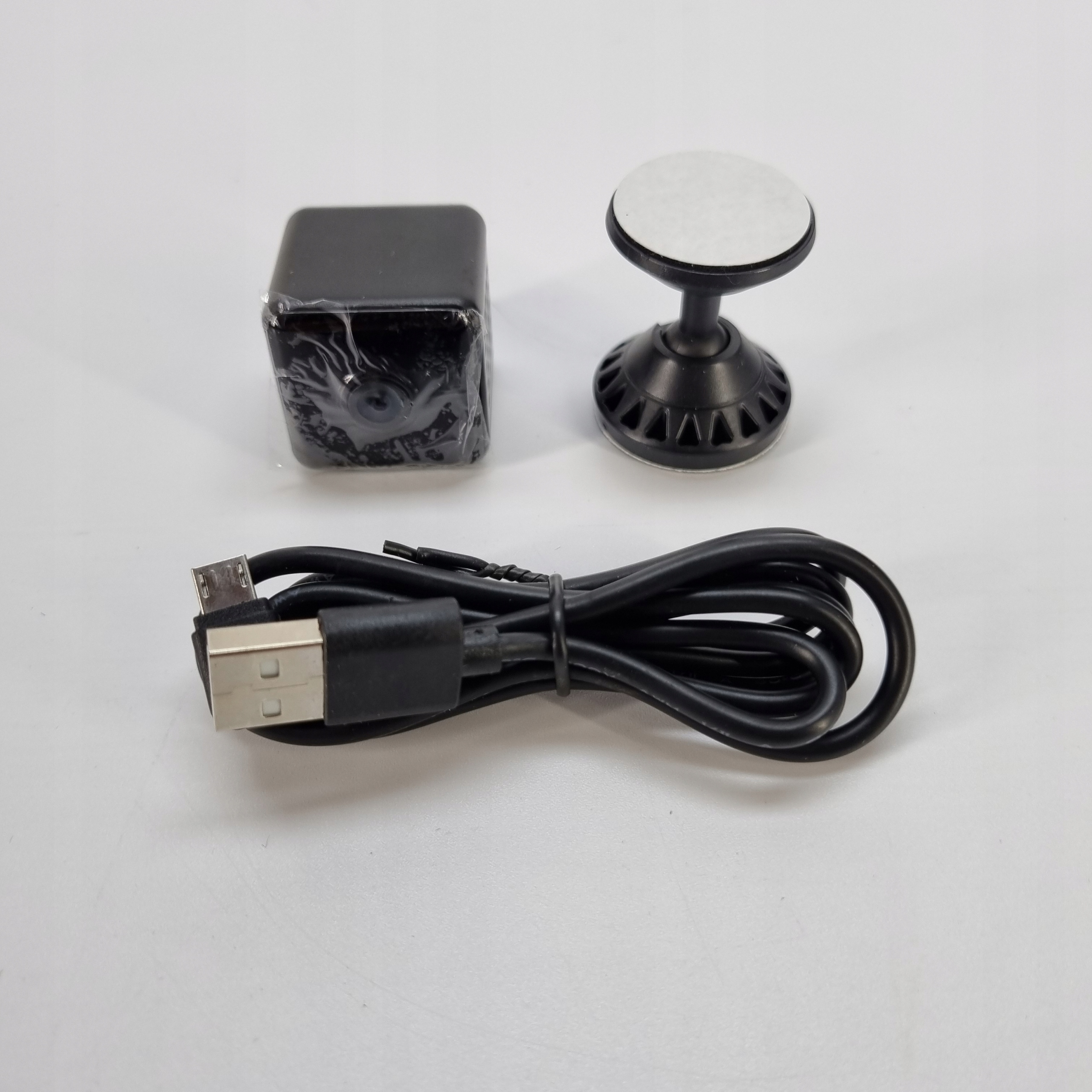 Zestaw zawiera: akcesoria i instrukcję obsługi