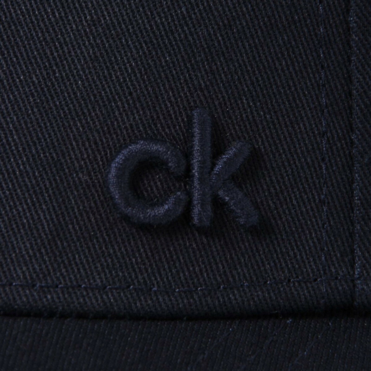 Dominujący wzór z logo Calvin Klein