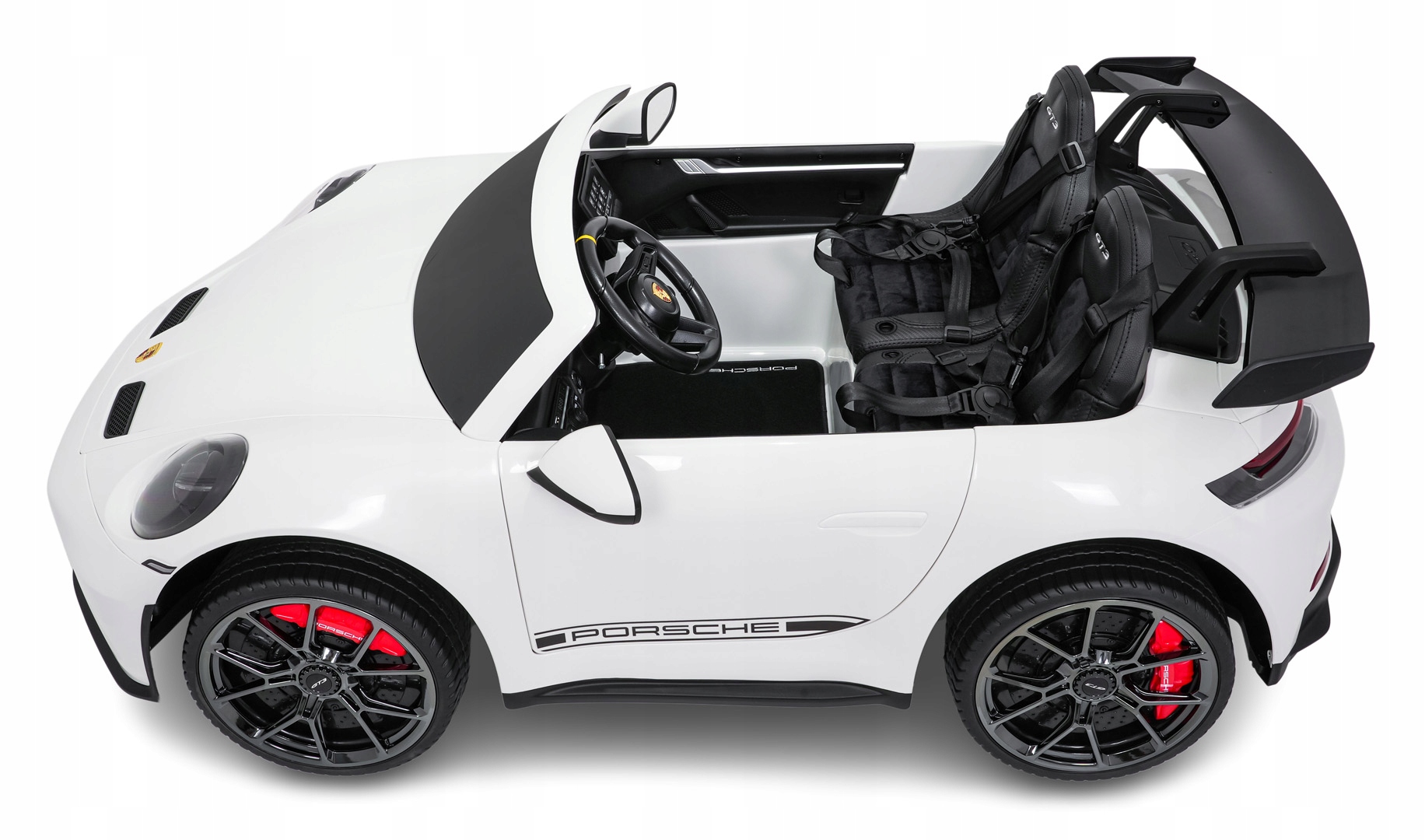 Wygodne siedzenia z ekoskóry i pasy bezpieczeństwa