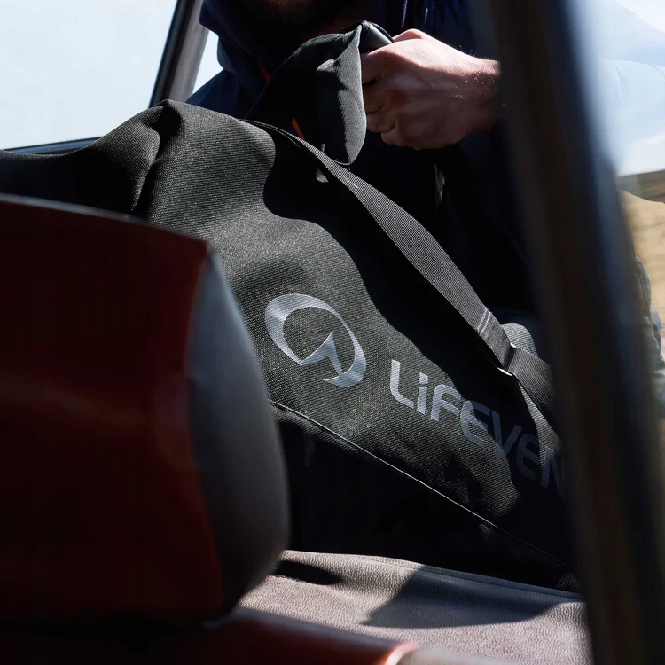 Przestronna komora główna i regulowany pasek na ramię