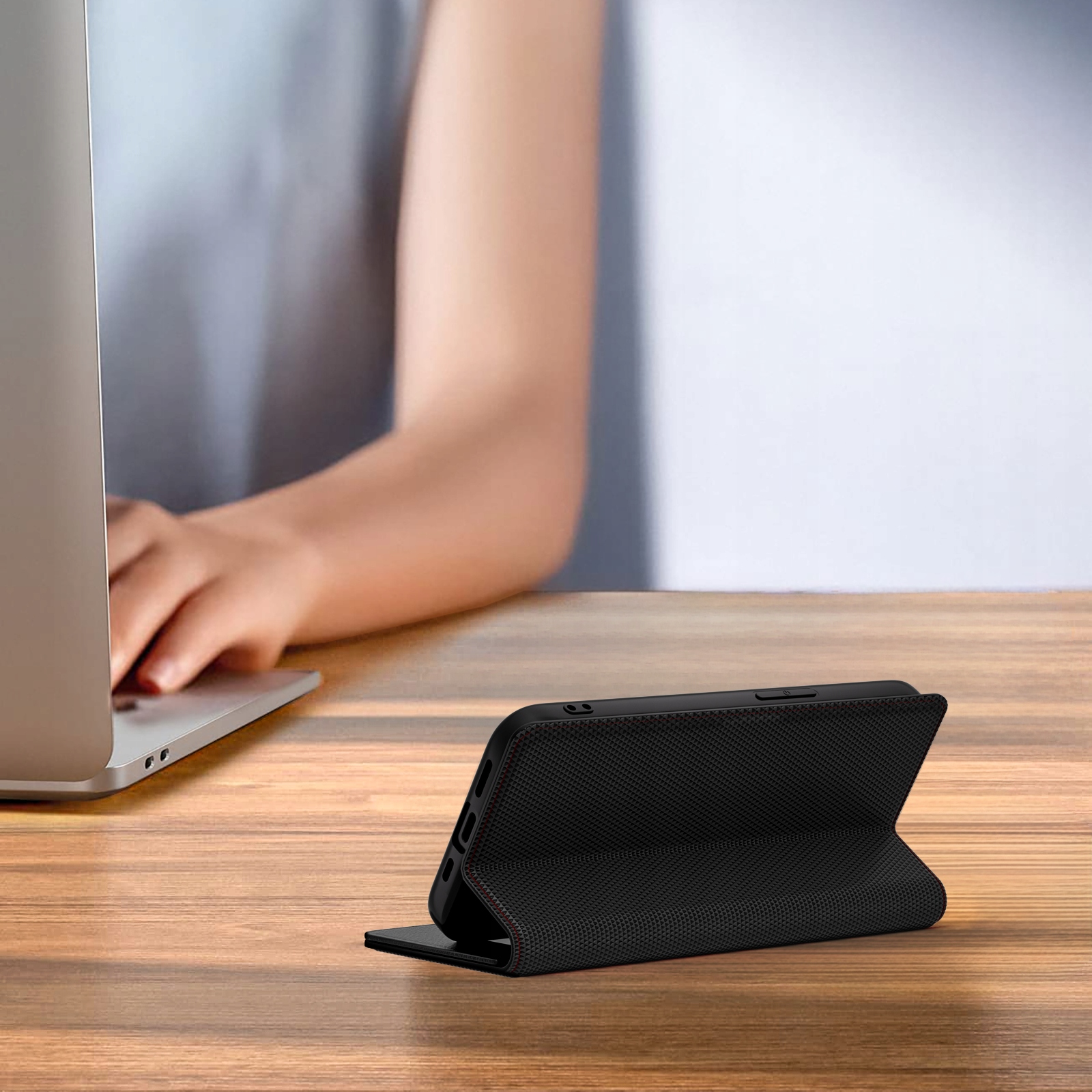 Funkcja podstawki – Wygodne oglądanie filmów i wideorozmów