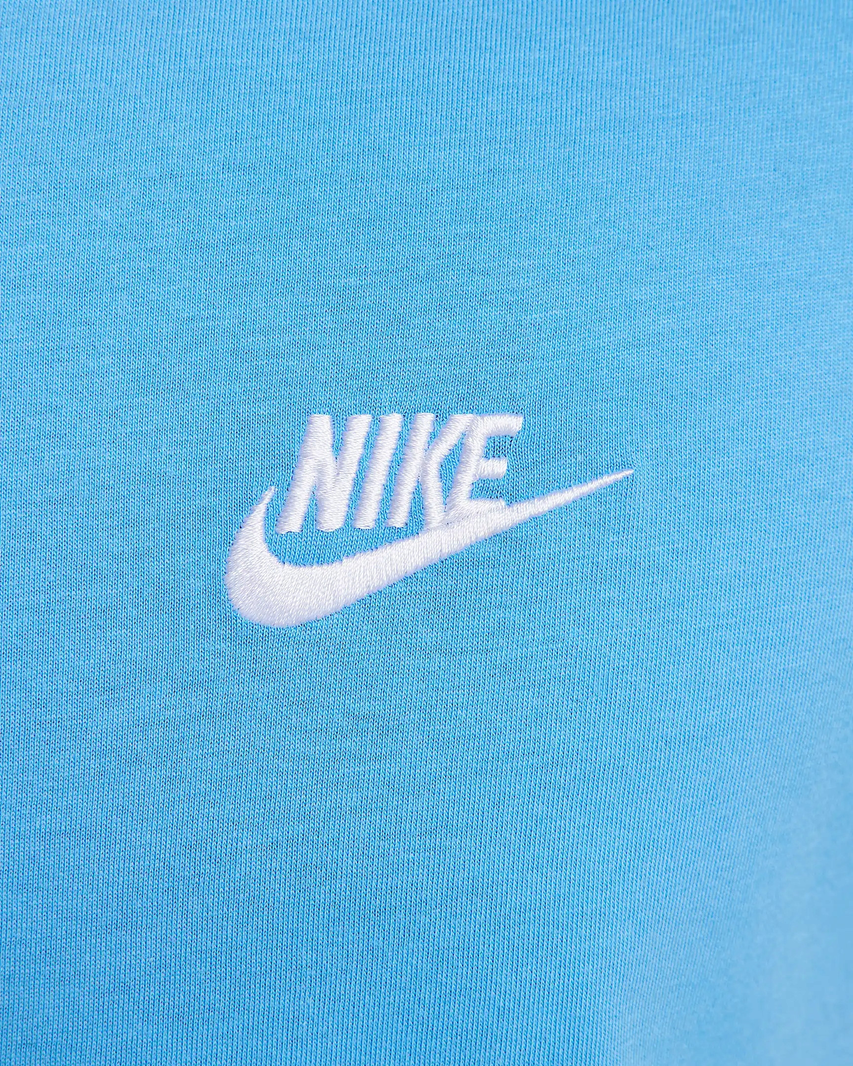 Haftowane logo Nike Futura – Wyrazisty akcent