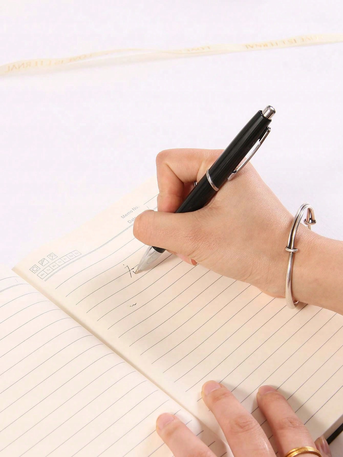 Minimalistyczny Zegarek i Stylowa Bransoletka – Doskonałe Dodatki