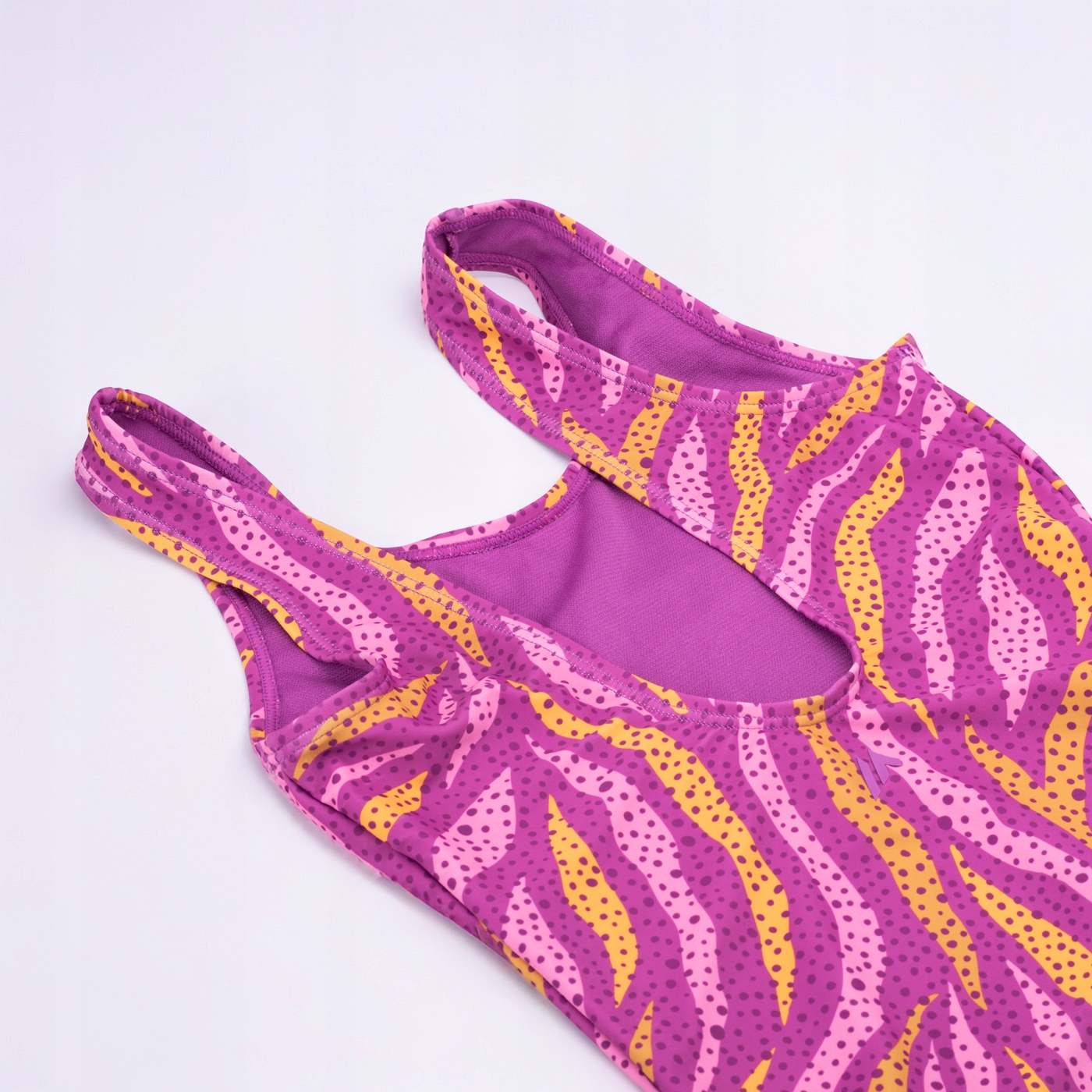 Sportowy design z dyskretnym logo marki