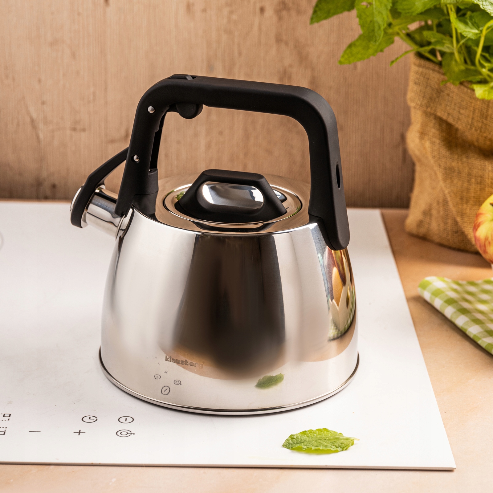 Ergonomiczny uchwyt i wygodne otwieranie wylewki