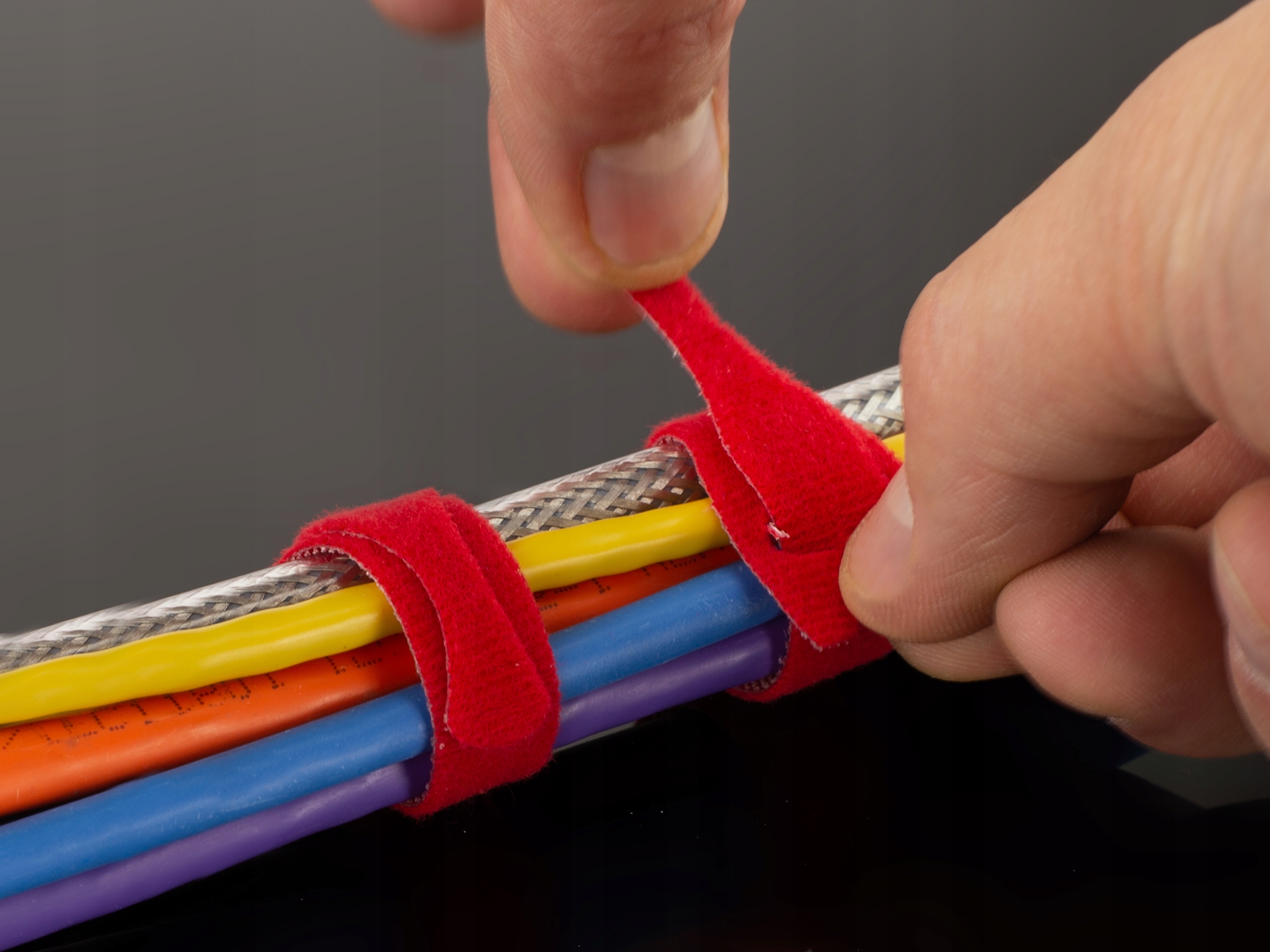 System rzepów dwustronnych – Łatwe i wygodne organizowanie przewodów