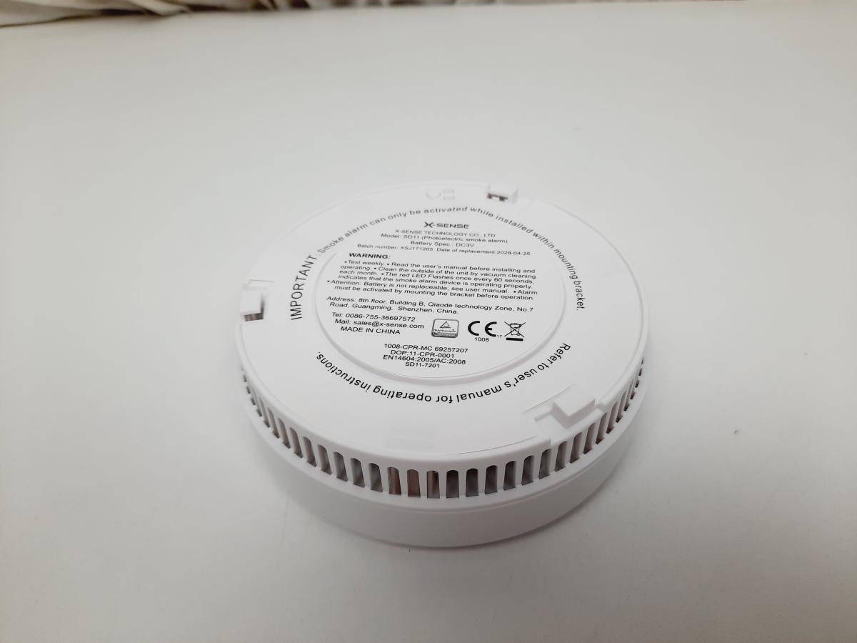 Głośny alarm dźwiękowy i wyraźna sygnalizacja LED