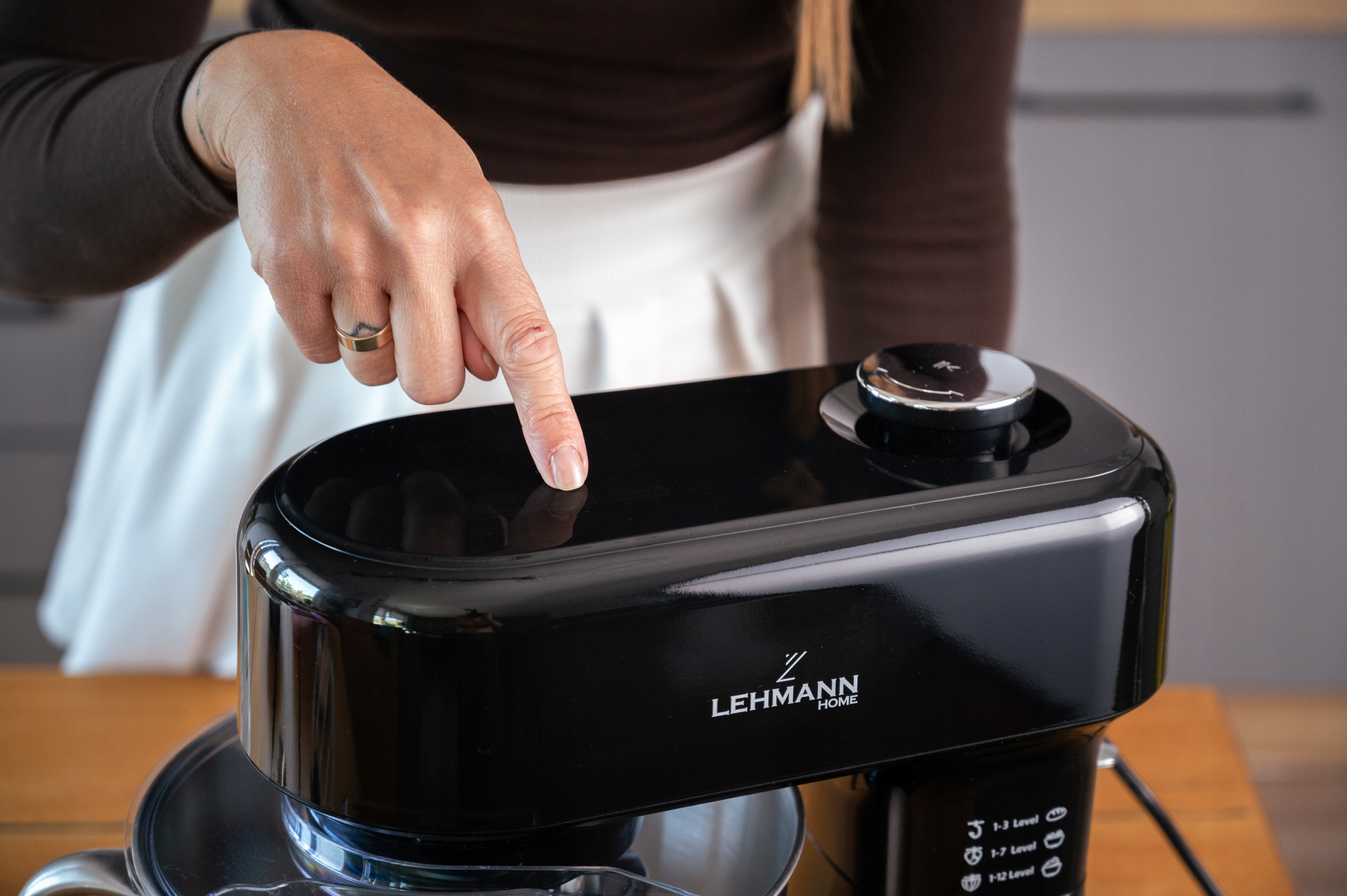 ROBOT PLANETARNY KUCHENNY MIKSER GRZANIE MISY DO 45°C WBUDOWANA WAGA PANEL Moc nominalna 1500 W