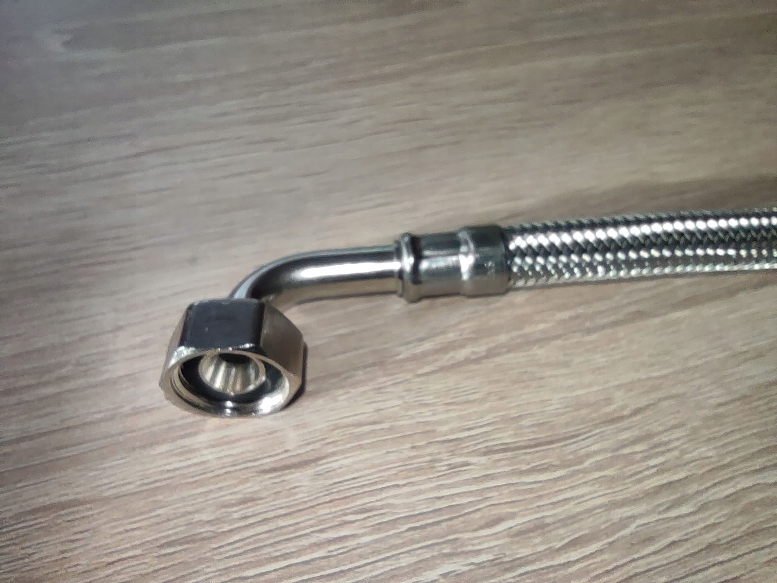 Długość i przyłącze wężyka kątowego