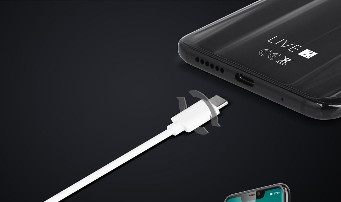 Kruger&Matz Live 7S wyposażony został w port USB typu C. Nie musisz już za każdym razem, gdy chcesz podłączyć telefon do komputera lub ładowarki ustawiać wtyczki w odpowiedni sposób, narażając port na ewentualne uszkodzenia. Dzięki symetrycznej budowie, złącze USB rozwiązuje ten problem.