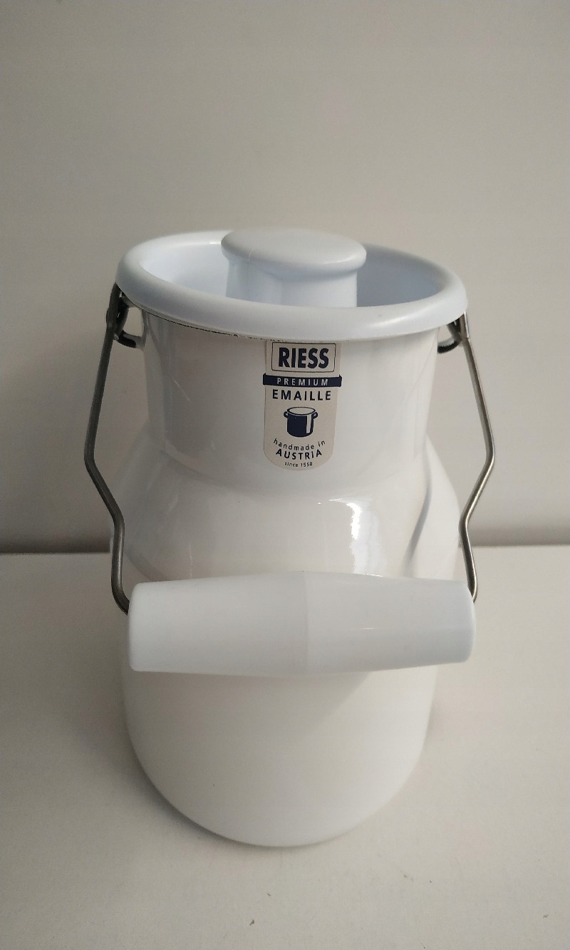 Metalowy uchwyt z ergonomiczną rączką