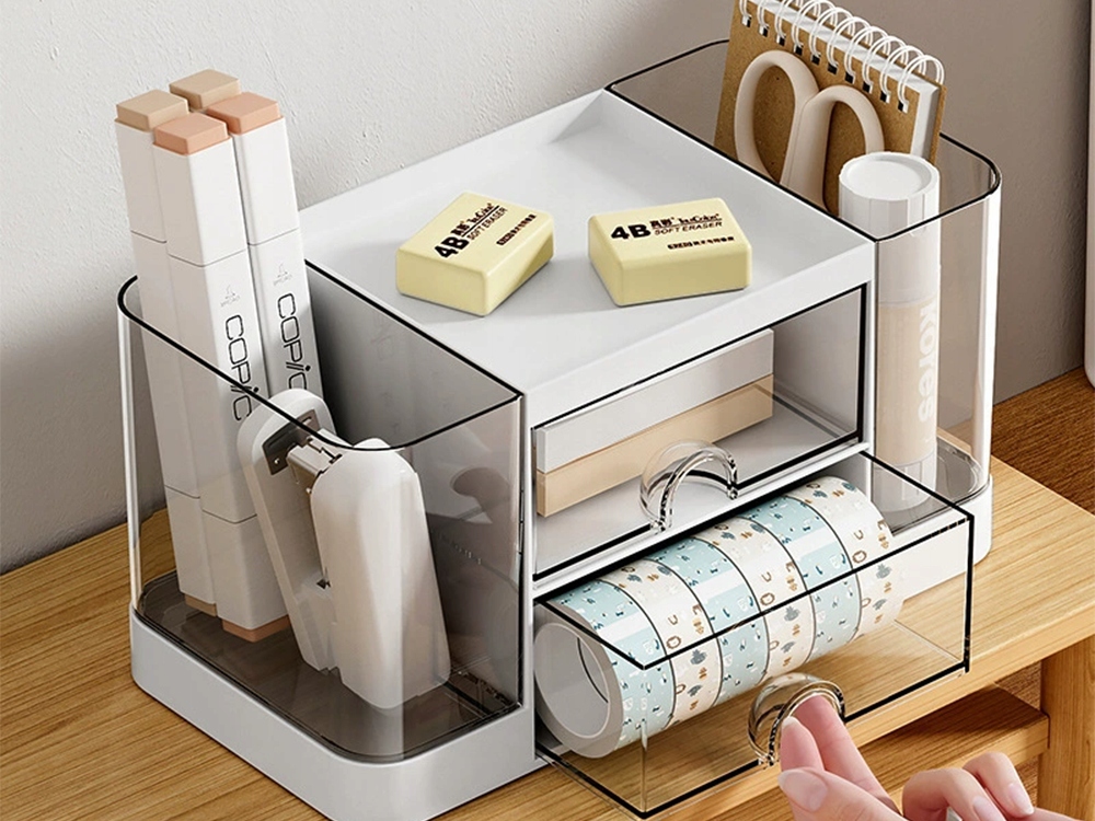 Praktyczne przechowywanie drobiazgów – Zorganizuj swoje biurko