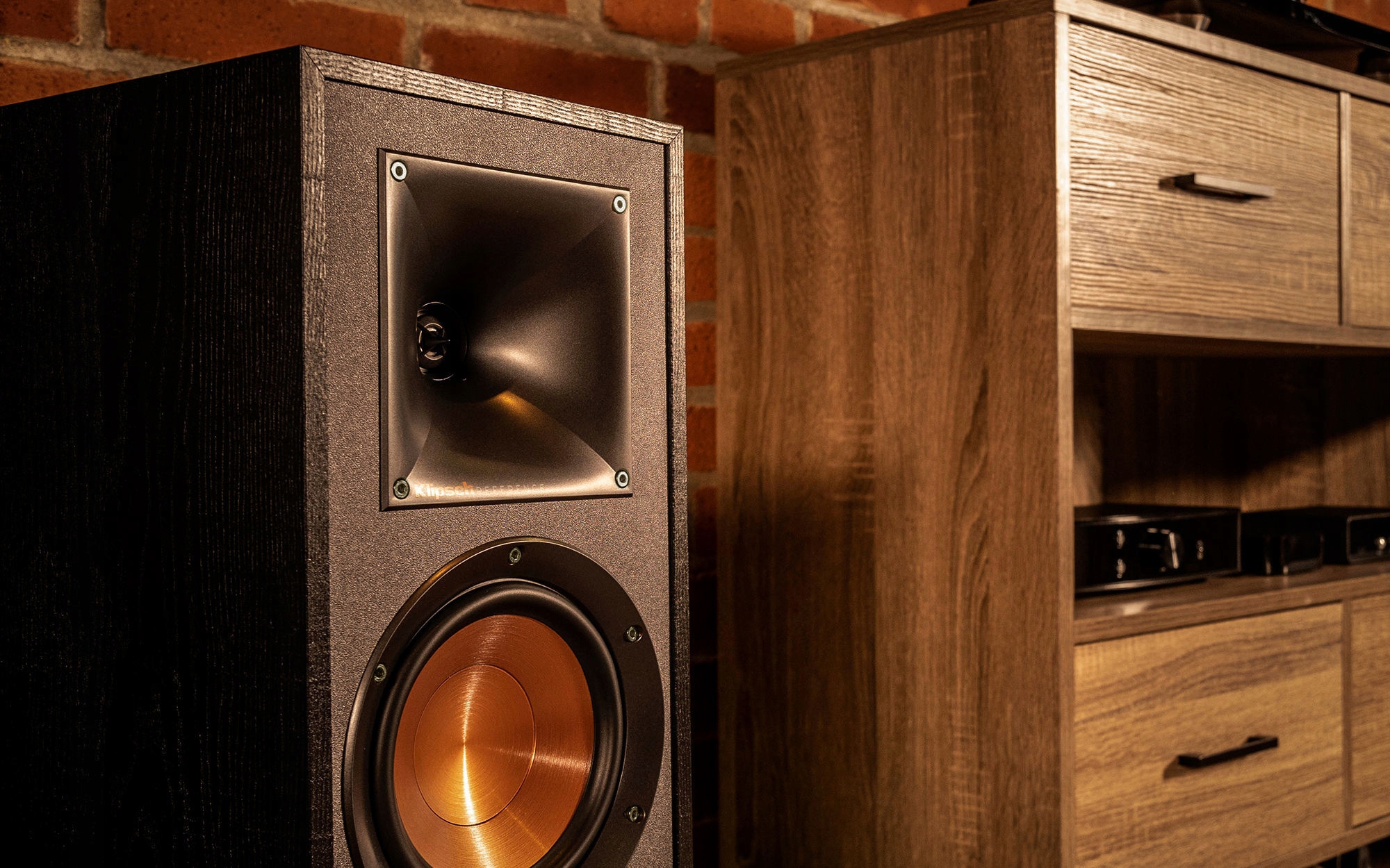 Uniwersalne zastosowanie kolumny Klipsch R-51M