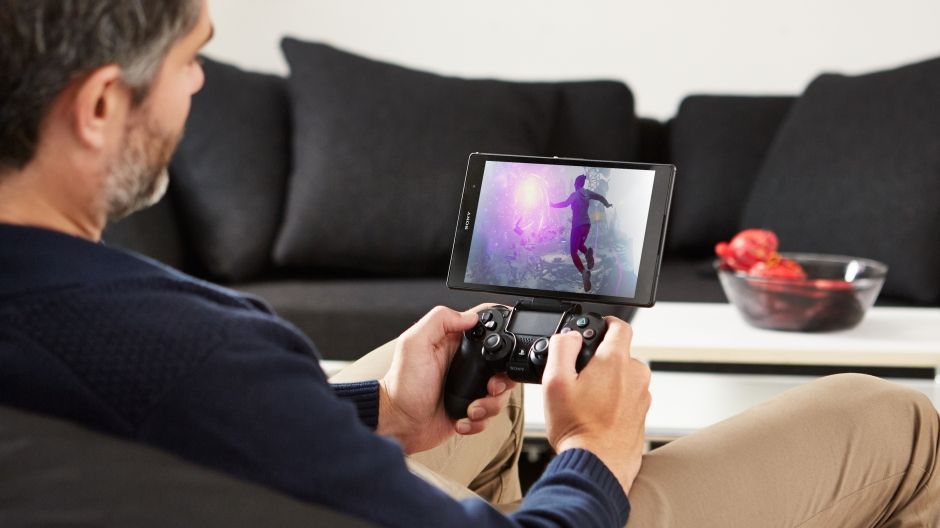 Osoba grająca na urządzeniu Xperia Z3 Tablet Compact za pomocą kontrolera DUALSHOCK®4