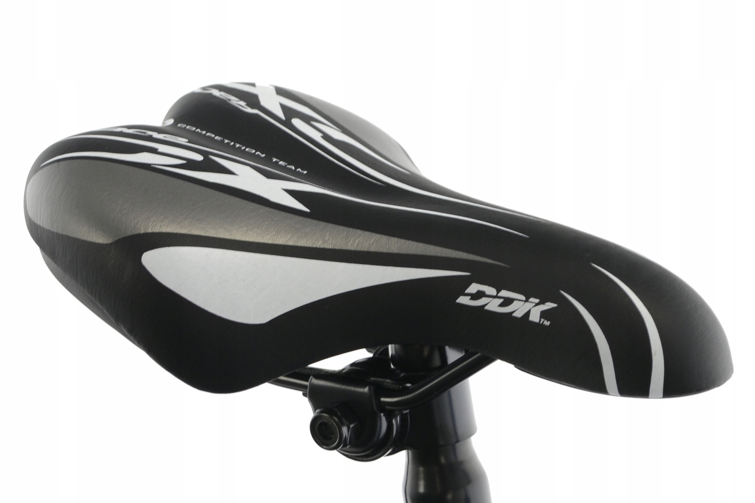 Sportowe siodełko DDK i wygodne pedały platformowe