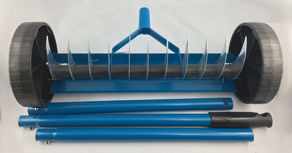 Ręczny aerator / wertykulator ogrodowy.