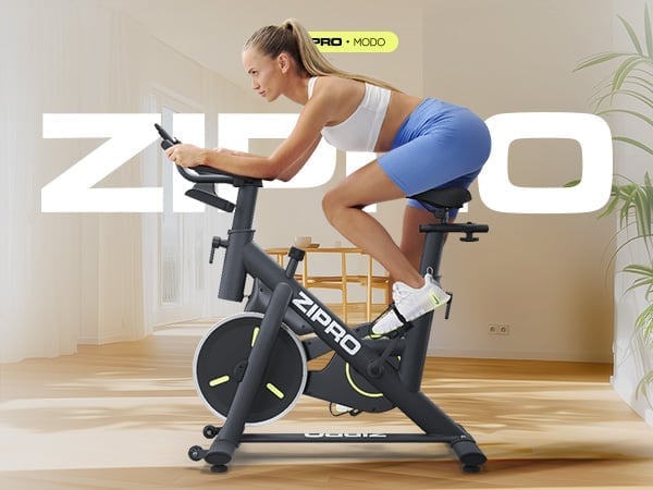 Rower spinningowy ZIPRO Modo - kobieta trenująca w domu na rowerze spinningowym ZIPRO Modo