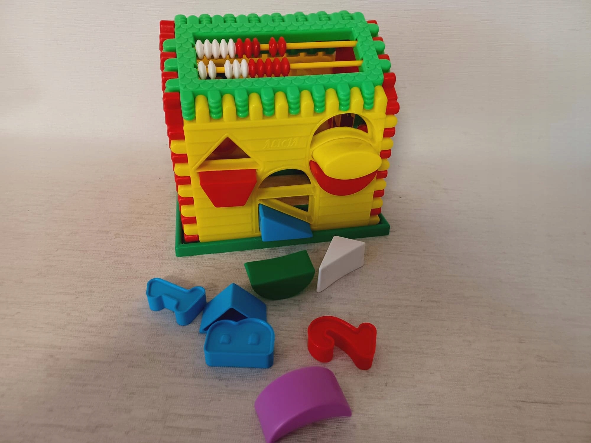 Różnorodność klocków i figur geometrycznych