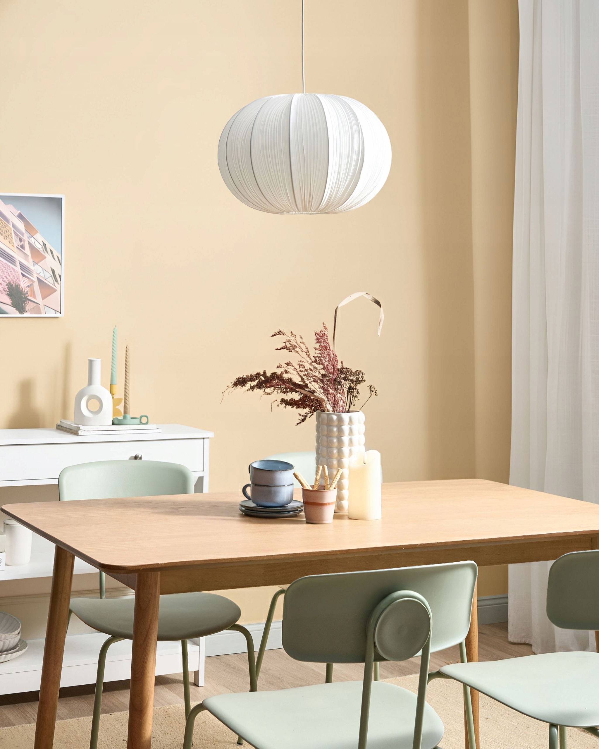 Stylowy design z okrągłym, żłobionym kloszem