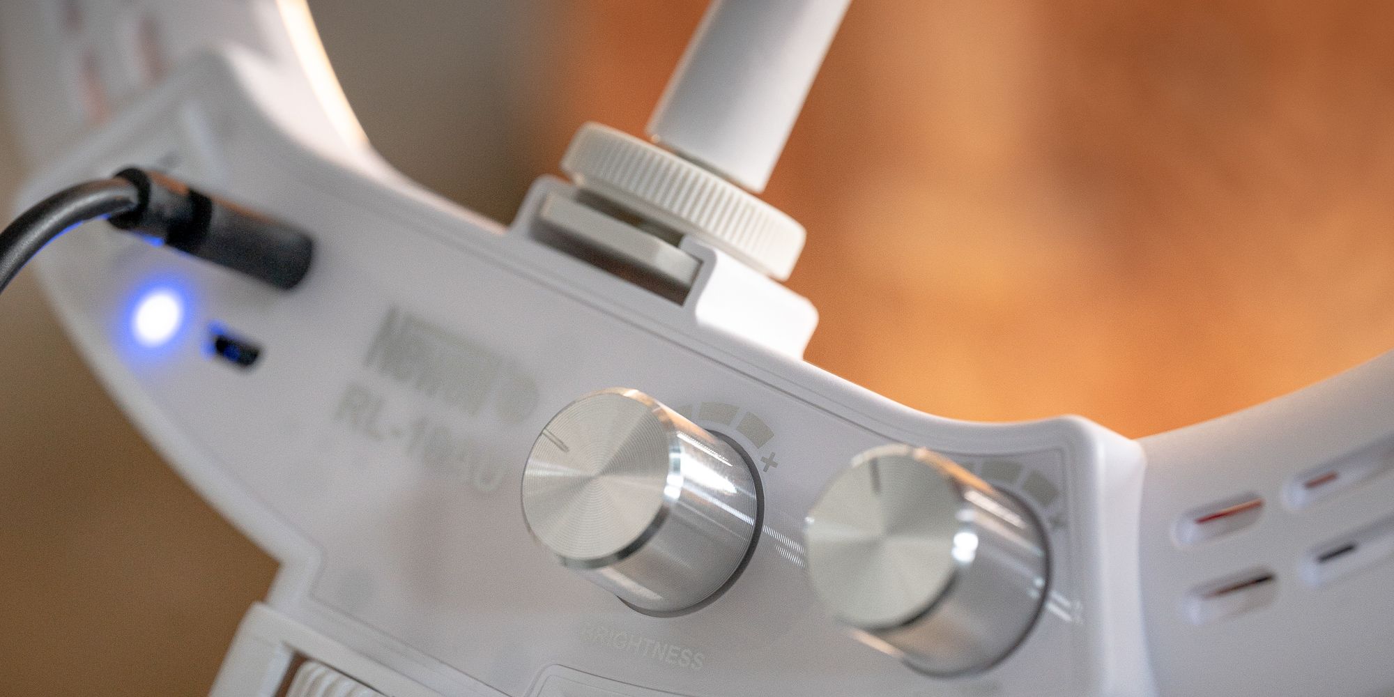 Lampa pierścieniowa LED Newell RL-10A Arctic White + statyw
